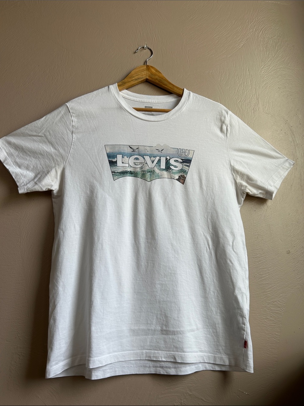 Levi's White Graphic Short Sleeve T-Shirt With A Coastal Theme Logo. Sz. Large.